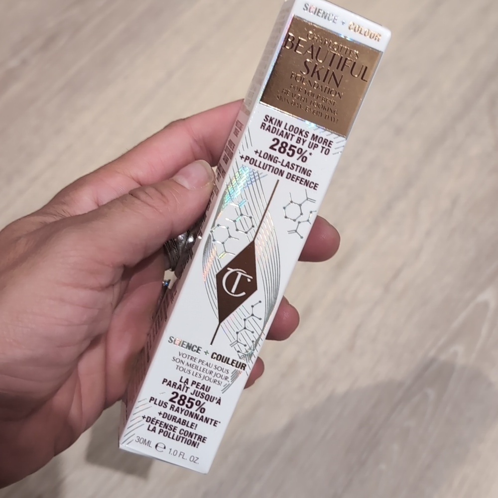 Charlotte Tilbury Foundation Beautiful Skin 16 Cool - Picture 9 of 10